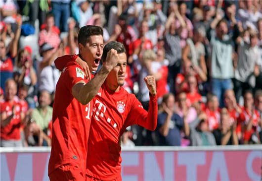 德國足球之勒萬多夫斯基雙冠王和庫蒂尼奧首演